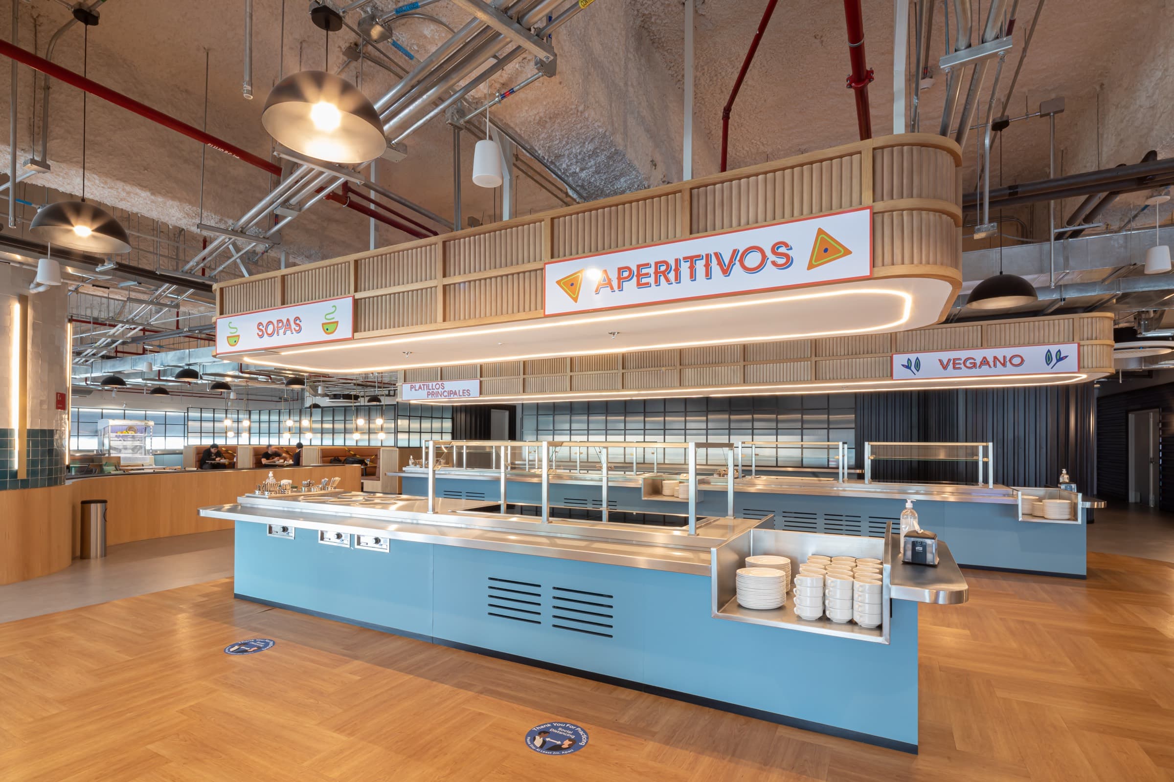 Línea de buffet del comedor con sopas, platillos principales y estación vegana